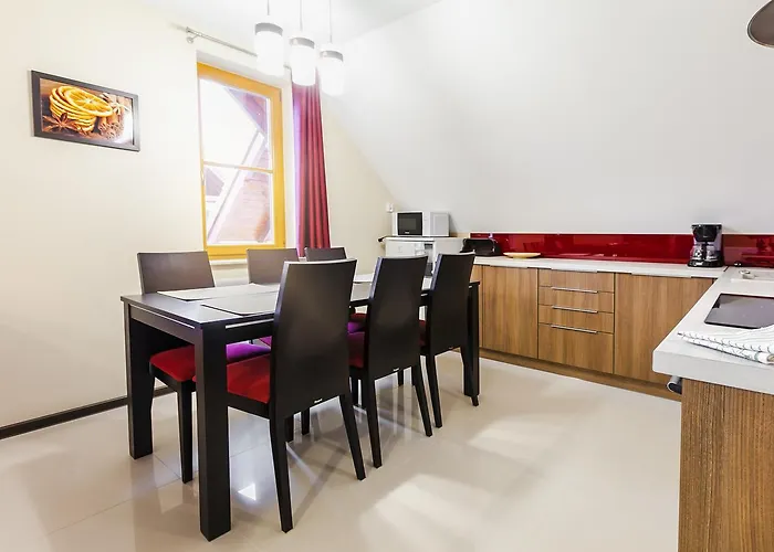 Komuny Paryskiej, Sun & Snow * 카르파츠