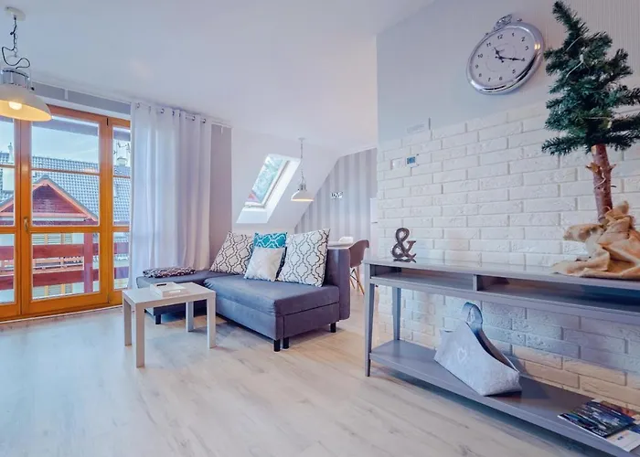 Komuny Paryskiej, Sun & Snow * 카르파츠